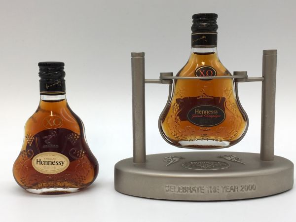 1円～【未開栓】 Hennessy ヘネシー XO 50ml 2本セット 2000年 記念 台座付き コニャック ブランデー_画像1