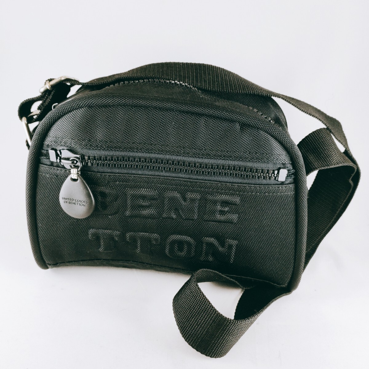 [ beautiful goods ]UNITED COLORS OF BENETTON. united color zob Benetton shoulder bag shoulder .. diagonal .. black black nylon D-3