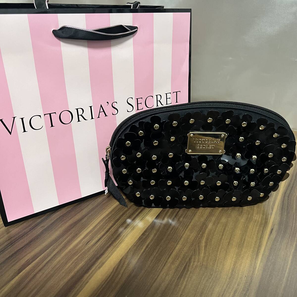 ★新品未使用★ VICTORIA'S SECRET ヴィクトリアシークレット★ポーチ 化粧★ブラック ヒョウ柄 花柄 フラワー