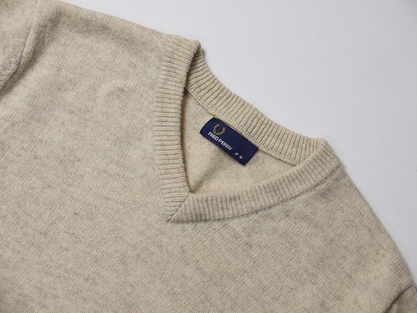 FRED PERRY　フレッドペリー　ウール　ニット　セーター　正規品　Vネック　ロゴ刺繍　ライン入り　ワンポイント　Mサイズ_画像3