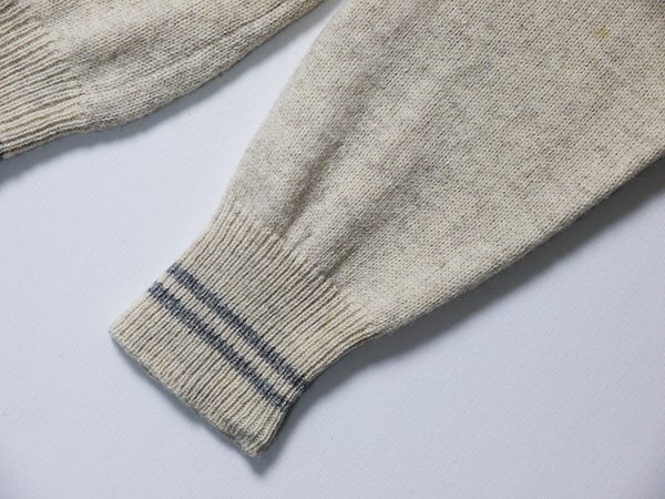 FRED PERRY　フレッドペリー　ウール　ニット　セーター　正規品　Vネック　ロゴ刺繍　ライン入り　ワンポイント　Mサイズ_画像5