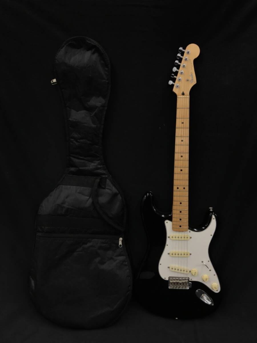 0401-120T?6053 エレキギター STRATOCASTER ストラトキャスター Fender フェンダー 黒白 ブラック ホワイト ソフトケース付きの画像1