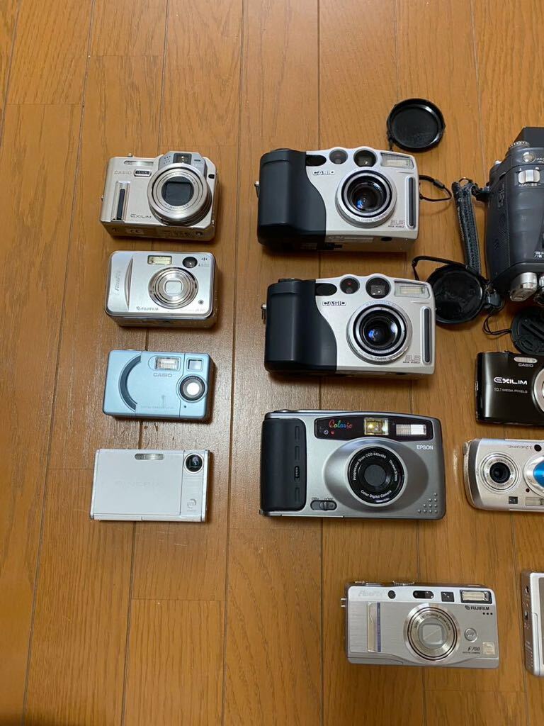 デジカメまとめ売り 20個OLYMPUS SONY FUJIFILM CASIO FINEPIX LUMIX EPSON MINOLTA Panasonic コンパクトデジタルカメラジャンク品_画像2