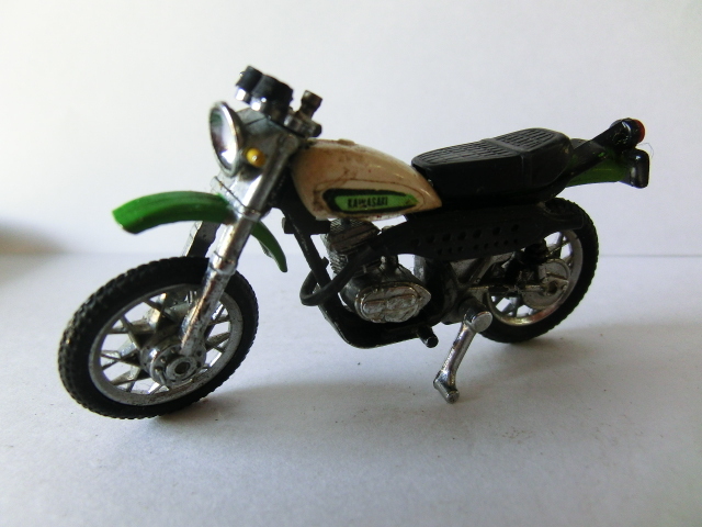 ミニカー バイク ヨネザワ ダイヤペット KAWASAKI カワサキ 250TR  1/30 ハンドル片側無の画像1