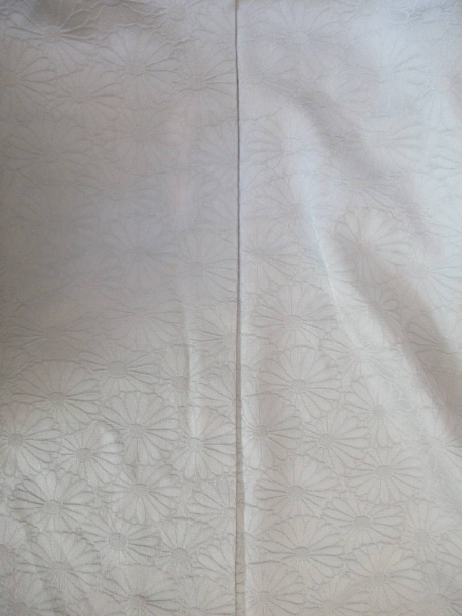 菊模様織色無地袷着物　ミントグレイ 絹　裄丈66センチ_上前薄い染み抜き跡