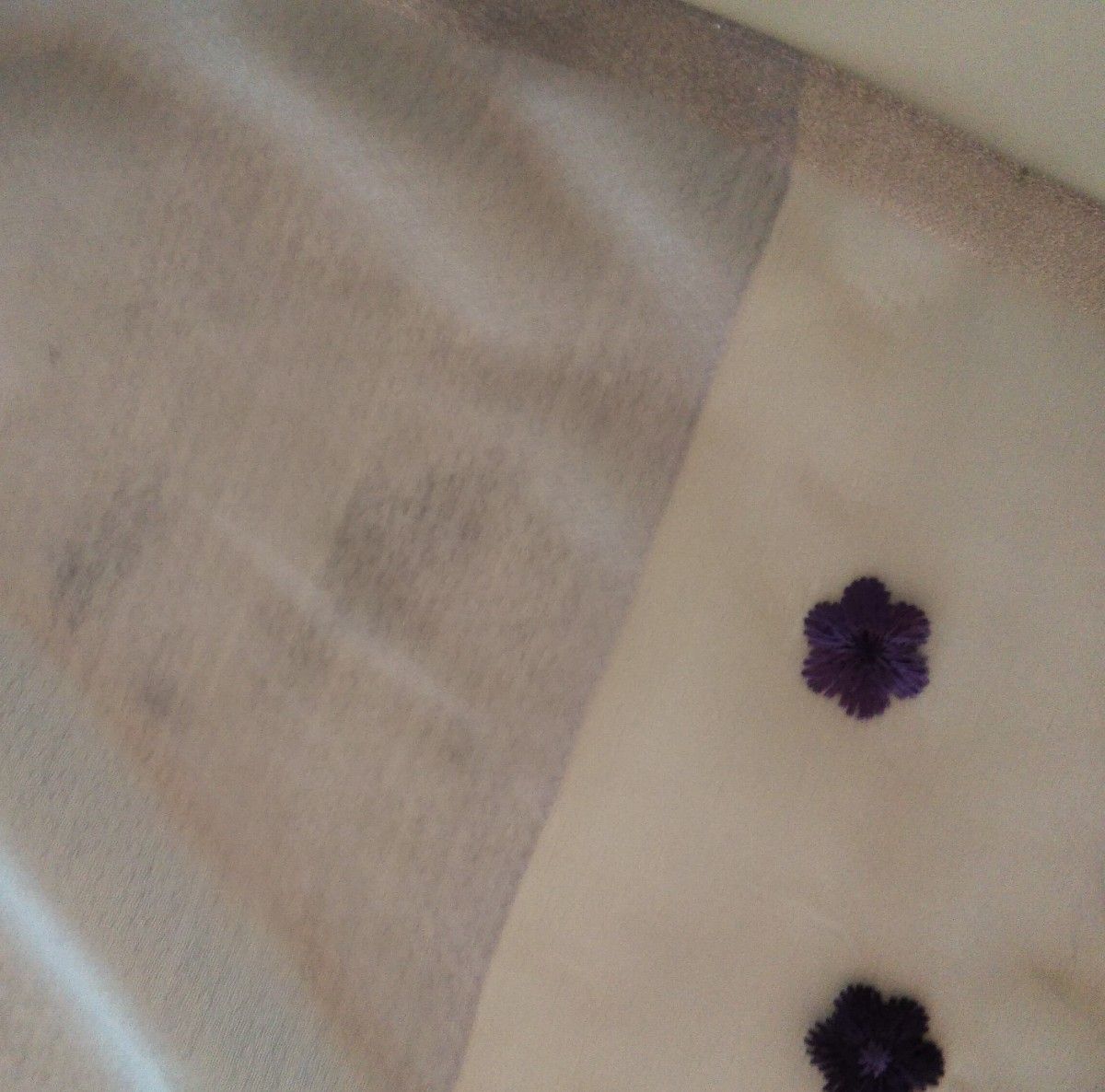 (No.390)シルク&ウール混紡の上質素材の刺繍入り大判ストール　ショール　エレガントにおしゃれを楽しんでみませんか。