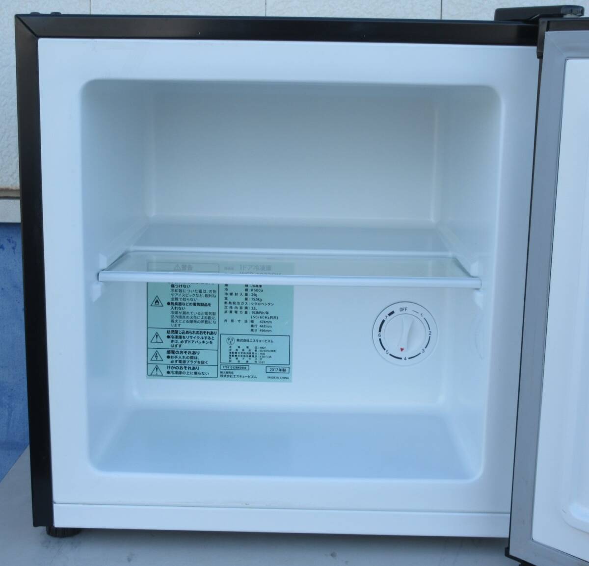 コンパクトサイズの冷凍庫です！　S-cubism（エスキュービズム）　直冷式・32L１ドア冷凍庫　WFR-1032BK　2017年製造_画像8