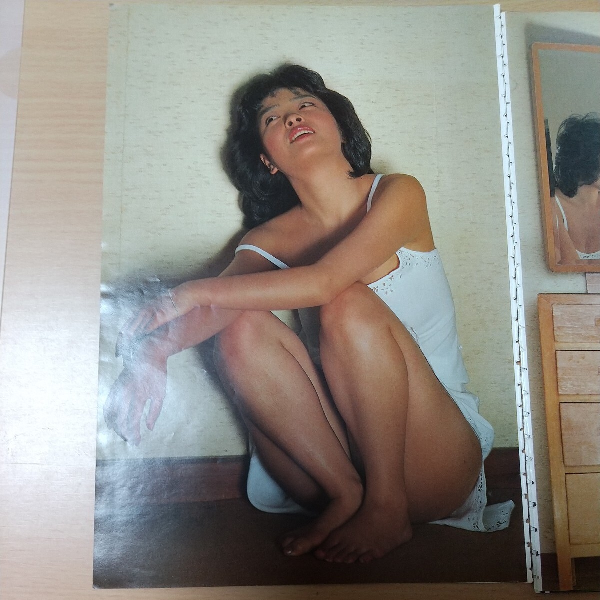 1-382 甲斐智枝美　プレイボーイアイズ　１９８３年４月号切り抜き　当時もの　加納典明撮影　このコ、危険な香りです。_画像8