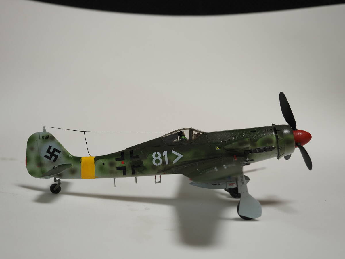 ■完成品　1/48　レベルドイツ　ドイツ空軍　フォッケウルフFw190Ｄ-11戦闘機　「ヴァイス81」_画像4