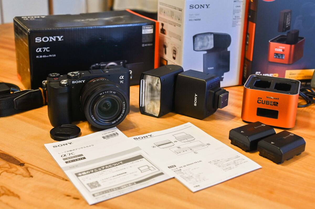 SONY α7c ボディILCE-7CL(B) ズームレンズキット 純正ストロボHVL-F46RM 純正バッテリー2個 二個同時充電バッテリーチャージャーの画像1