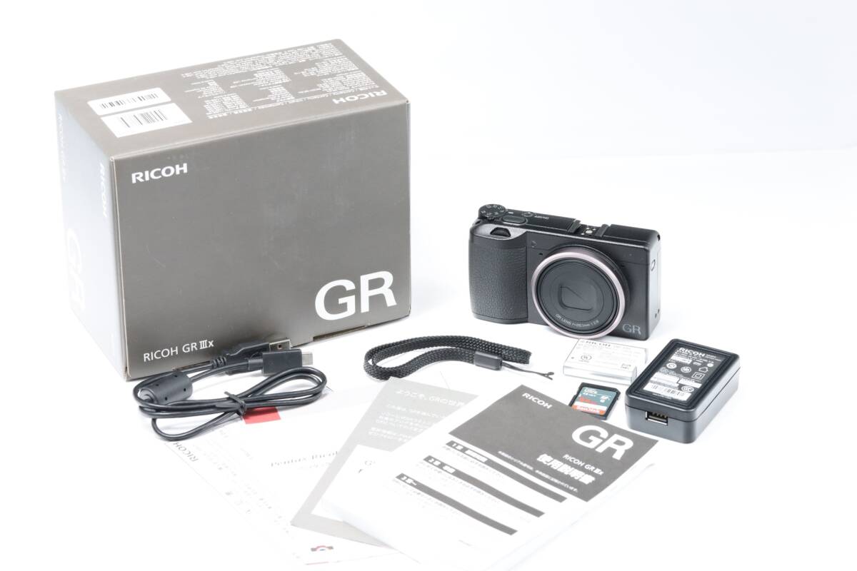 ★新品同様 ショット数57回★RICOH GR IIIx 元箱 バッテリ 充電器 取説 SDカード 保証書付_画像1