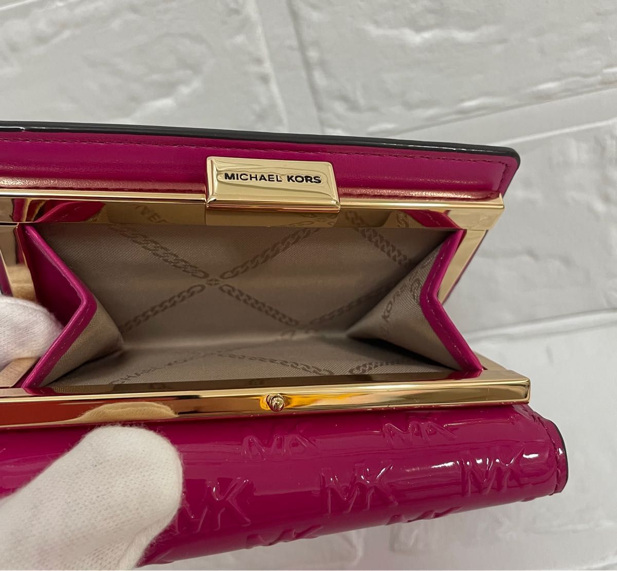 美品】MICHAEL KORS 三つ折りがま口財布 シグネチャー 希少 美品】MICHAEL KORS 三つ折りがま口財布 シグネチャー 希少