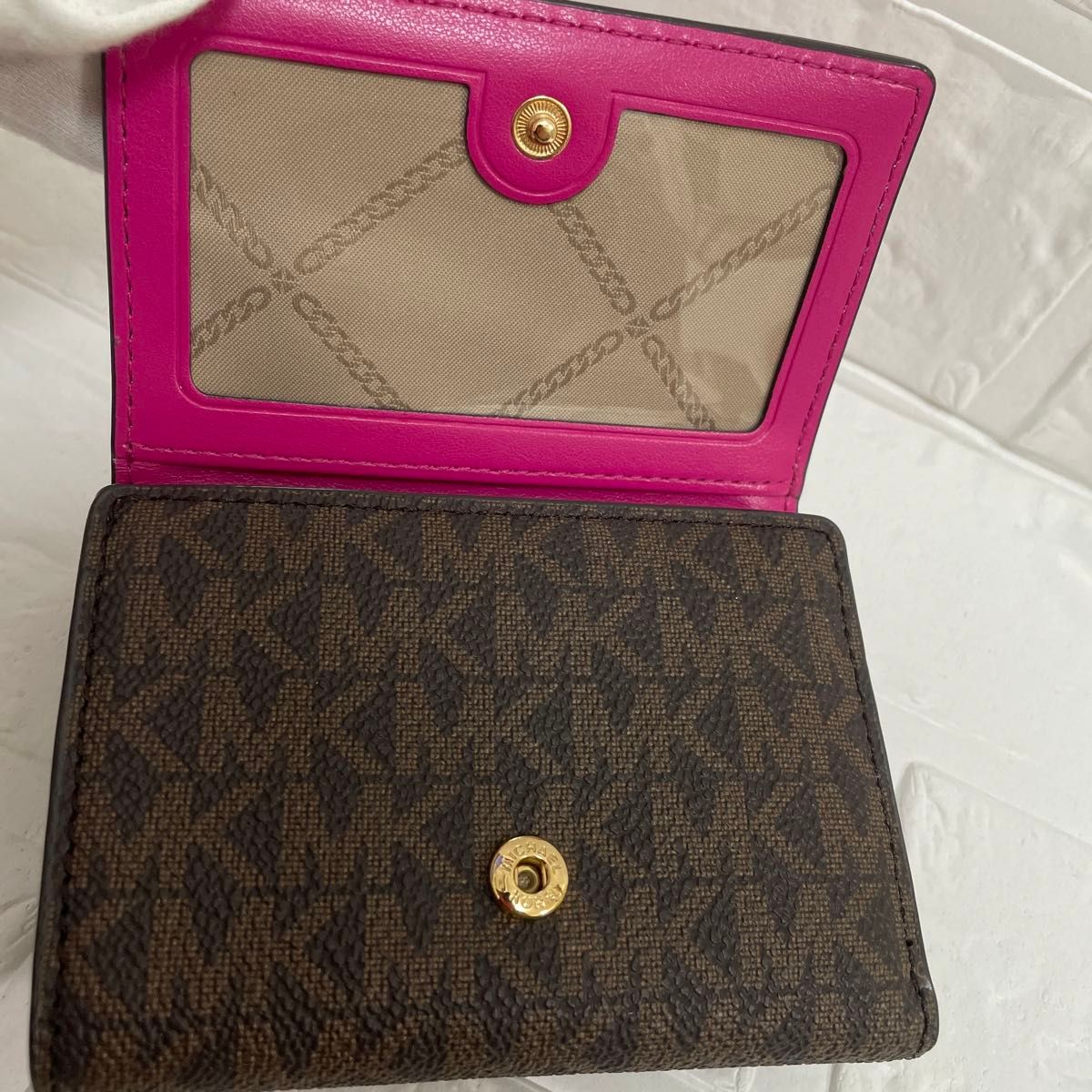 美品】MICHAEL KORS 三つ折りがま口財布 シグネチャー 希少 美品】MICHAEL KORS 三つ折りがま口財布 シグネチャー 希少