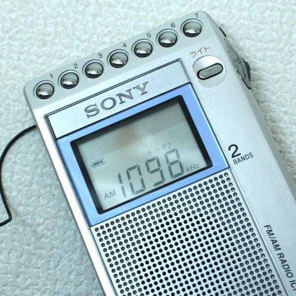 033a 送料無料 簡易動作確認済 ジャンク SONY ソニー ICF-R351 FM/AM コンパクト ラジオ イヤホン内蔵 ポケットサイズ_画像7