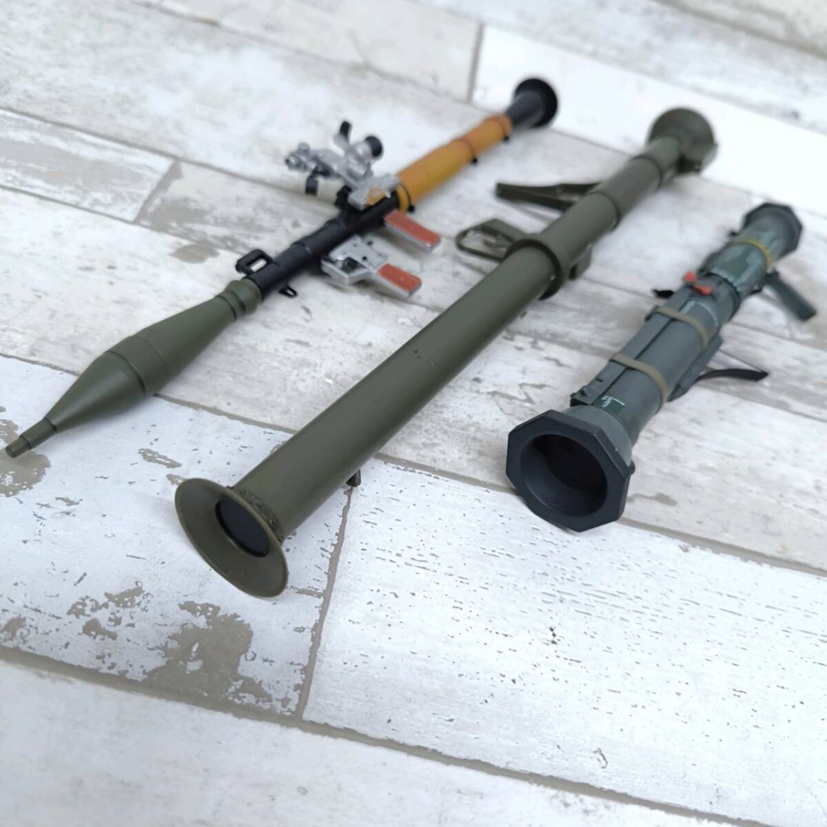 ミニチュア ロケットランチャー 対戦車ロケット RPG-7 機関銃 ガスマスク 他 ミリタリー フィギュア_画像3