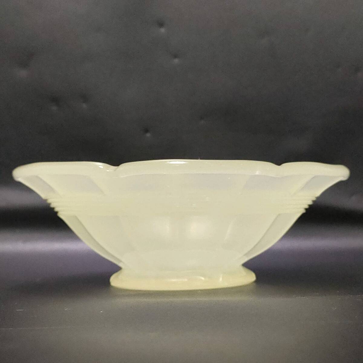 GS77 黄色ガラス カキ氷 プレス成型 小皿 ウランガラス 型ガラス 昭和レトロ_画像3