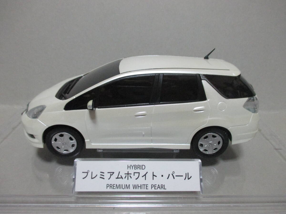 1/24 ホンダ フィット シャトル ハイブリッド プレミアムホワイトパール 白 ミニカー カラーサンプル 色見本 HONDA FIT SHUTTLE HYBRID_画像3