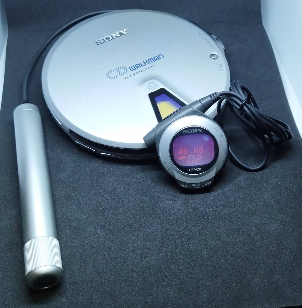 SONY ソニー WALKMAN CDウォークマン15周年特別モデル D-E01（動作OK、ケース等付き、ACアダプターなし）の画像3