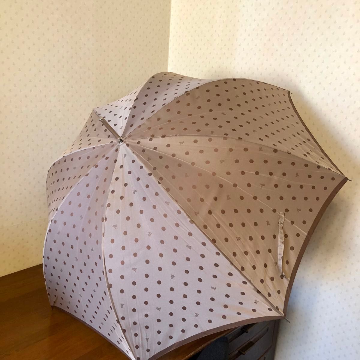 ★新品・タグ付き★ランバンコレクション　UVカット　晴雨兼用　雨傘　長傘　スリム　袋付き　ドット　ロゴ　リボン　ベージュ