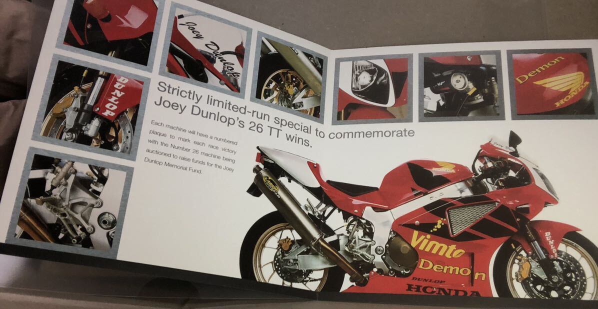 当時物　2001 HONDA VTR1000 SP-1 Joey Dunlopレプリカ　英語カタログ　ホンダ　スーパーバイク選手権　スーパースポーツ_画像2