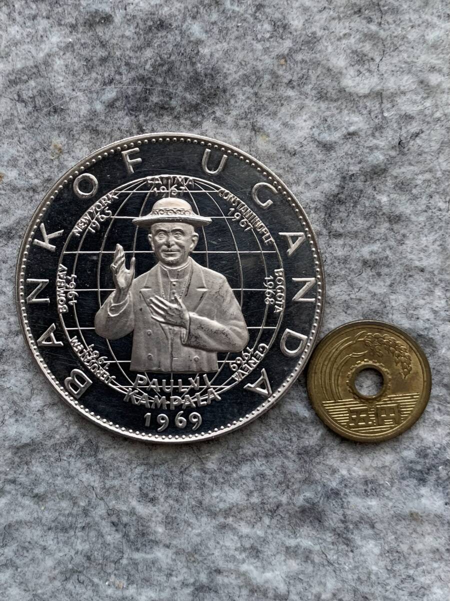 ウガンダ 1969年 パウロ６世来訪記念 25シリング 大型プルーフ銀貨（直径55mm）の画像1