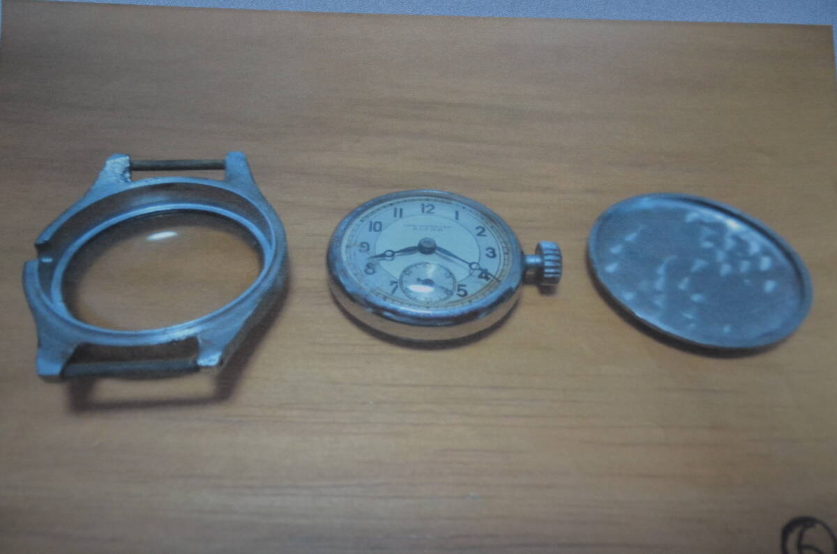 ☆銀河2 希少 陸軍軍用時計(私物) ベルトに磁石 星章 ２４時間表記時計ケース 作動の画像2