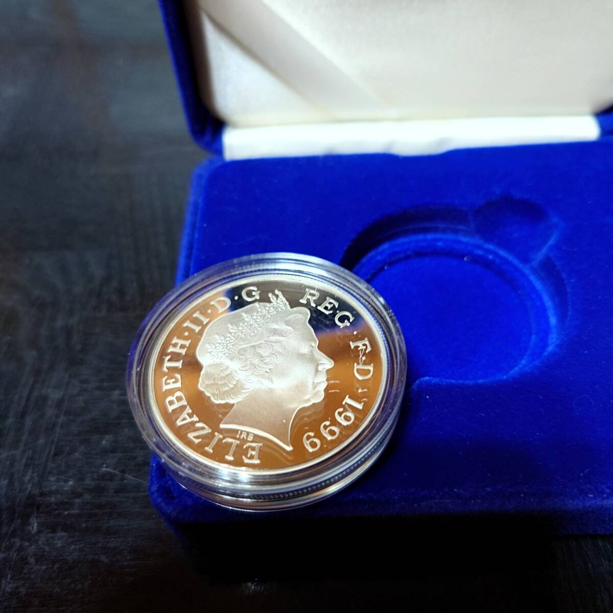 ④　1999年 イギリス 　ロイヤルミント　ダイアナ妃　追悼 　プルーフ銀貨 　5ポンド　メモリアルコイン 　銀貨 　シルバープルーフ_画像2