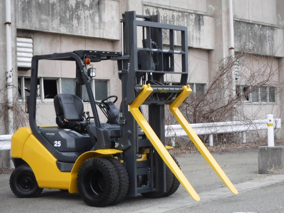 フォークリフトコマツリフト稼働と程度は新車並３５９ｈ除雪もできるヒンジ仕様車で安定感有るダブルタイヤ即使用できる車両です_新車並の車両です