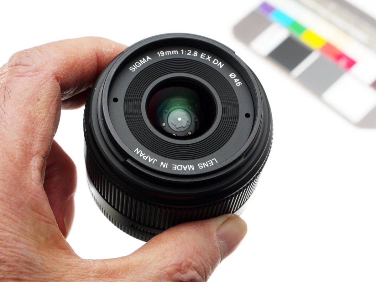 SIGMA 19mm 1:2.8 EX DN ソニー E マウント ミラーレス一眼カメラ専用 高性能広角レンズ 　ゆうパック着払い（60サイズ）発送_小型軽量、コンパクトサイズ。