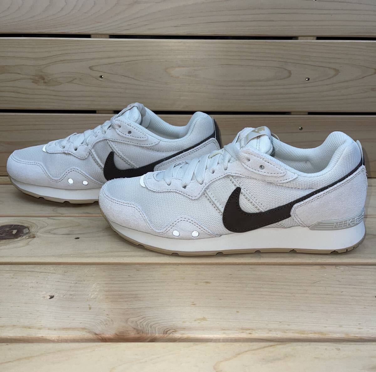 ナイキ 23.5cm ベンチャー ランナー ウィメンズ ホワイト ブラウン NIKE WMNS NIKE VENTURE RUNNER レディース スニーカー_画像4