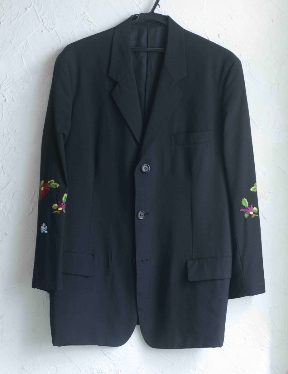 Yohji Yamamoto ヨウジヤマモト POUR　HOMME　両袖に花の刺繍が施された芸術的なジャケットです。30年程前のレア商品　送料無料_画像1