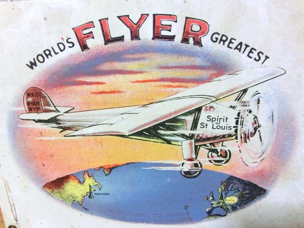 ■レア！N.Y～PARIS 飛行機 プロペラ機 鉄製 看板 プレート 直径約26.5cm前後 重さ約550g前後 中古品 _画像2