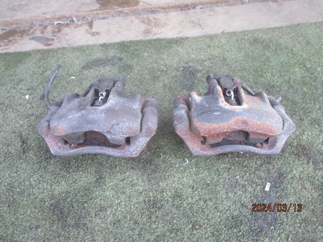 (0235)W201 Benz 190E front brake calipers left right 