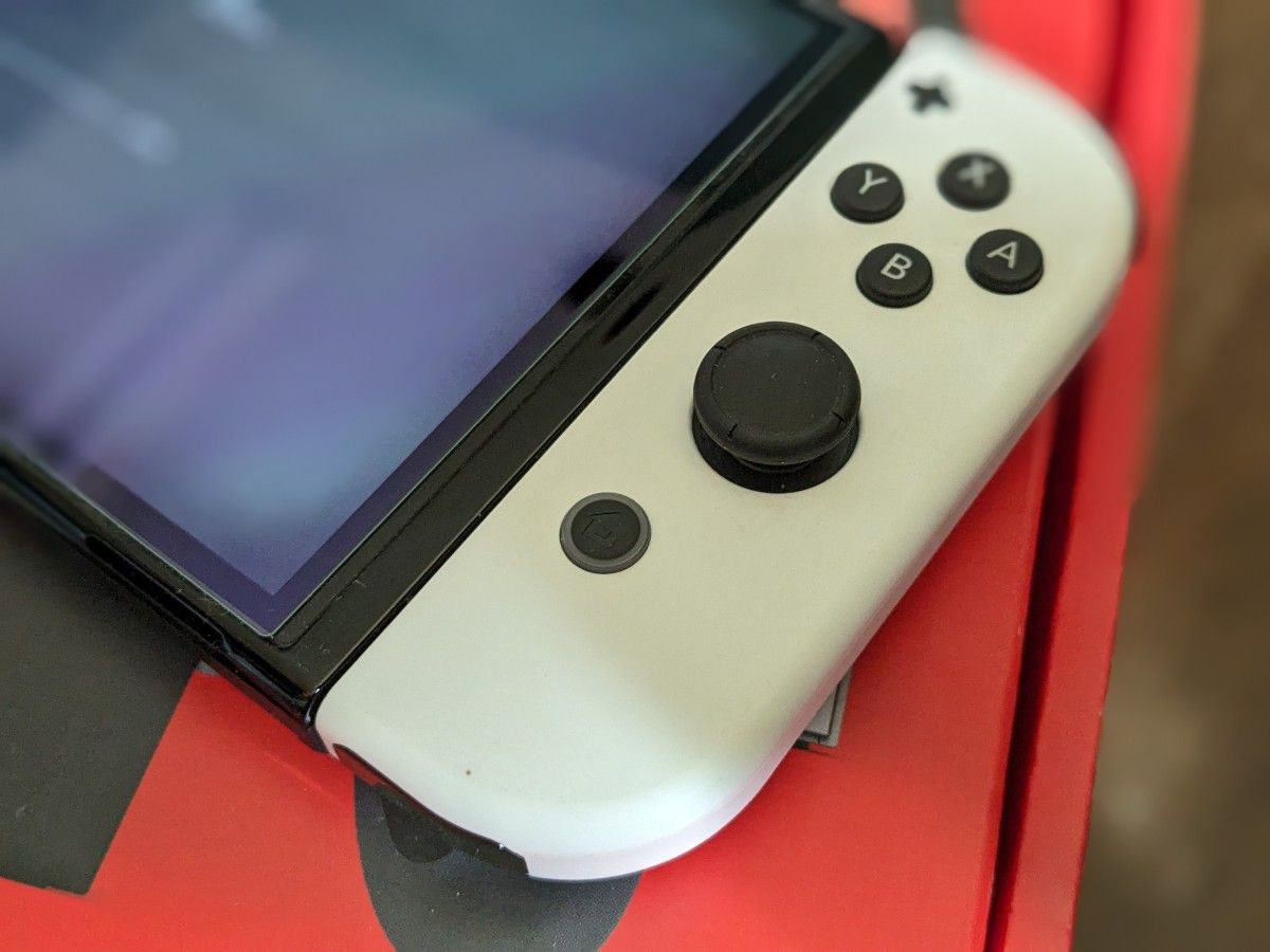 ニンテンドースイッチ 有機ELモデル 本体　ホワイト　Nintendo Switch  + ホリパッド + SDカード128gb