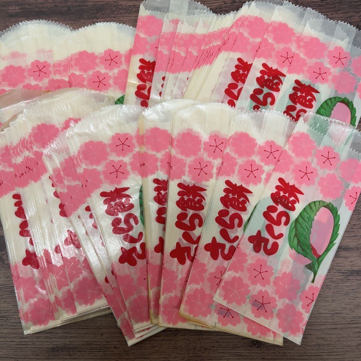 昭和レトロ さくら餅 【100枚】袋 和菓子屋 紙袋 紙もの 紙モノ 大量 収納 油紙 まとめ駄菓子屋 ラベル お餅 日本 餅屋ラッピング 大量_画像1