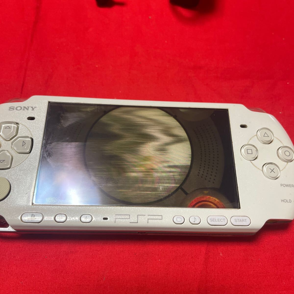 【極上美品】SONY PSP 3000 専用ケース　充電器　人気ソフトx8 本　付き　新品バッテリー交換_画像4