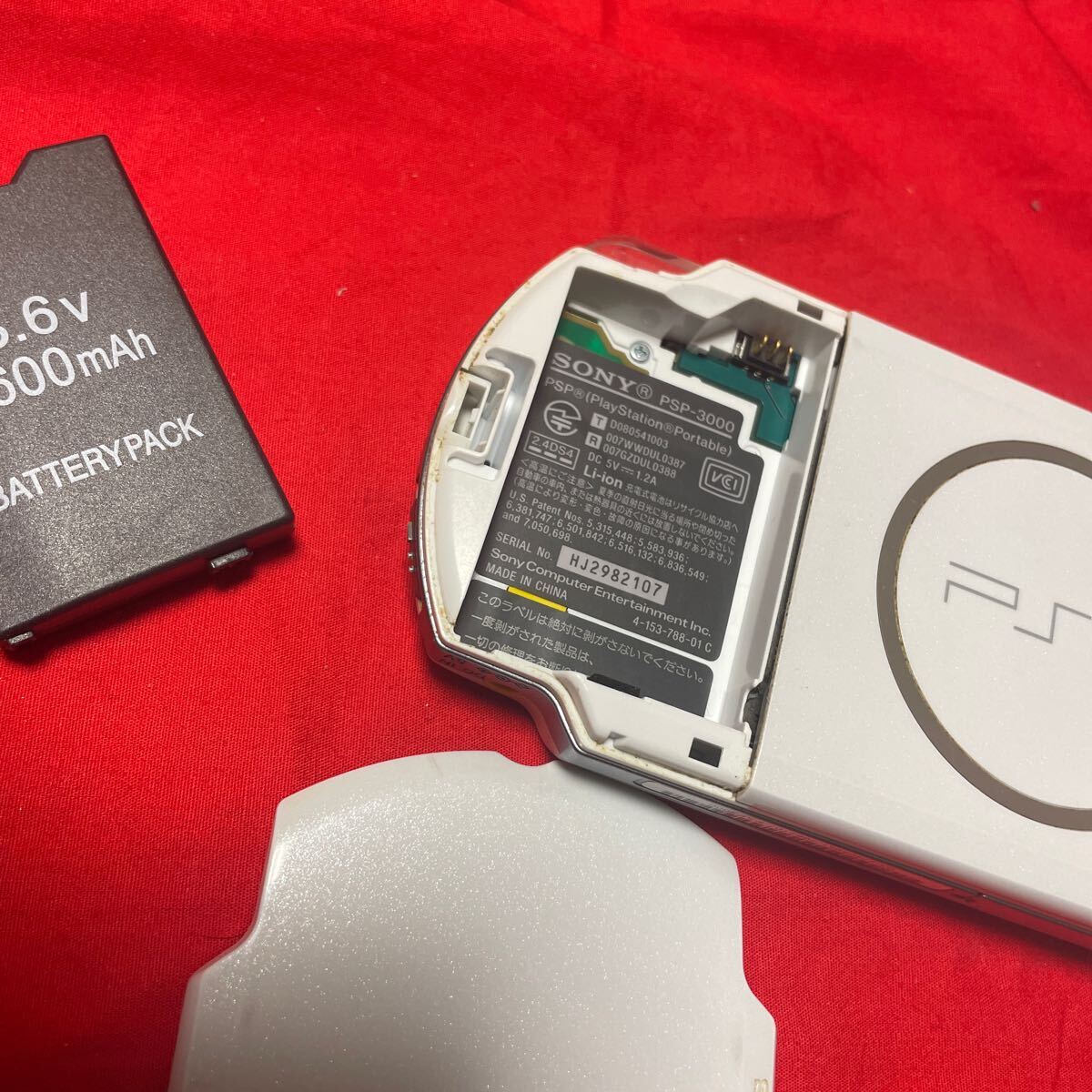 【極上美品】SONY PSP 3000 専用ケース　充電器　人気ソフトx8 本　付き　新品バッテリー交換_画像3