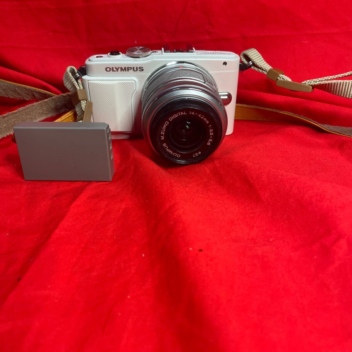 【外観美品】OLYMPUS オリンパス PEN Lite E-PL6 ボディ&レンズM.ZUIKO DIGITAL14-42mm 1:3.5-5.6 ミラーレス一眼カメラ バッテリーあり