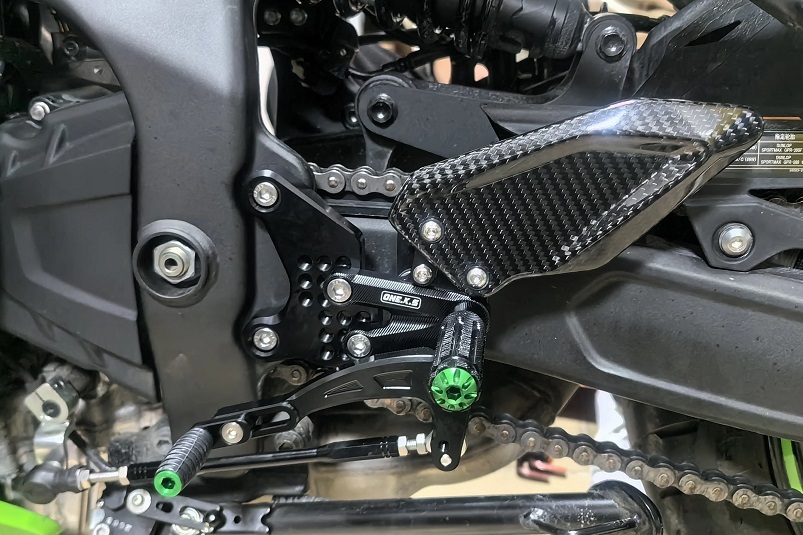 ☆ カワサキ ZX4-R ZX-4RR ニンジャ 高品質 カーボン ヒールガード アルミ バックステップ 2023～ ZX4R/ZX4RR ブラック／レッド_参考取り付け画像