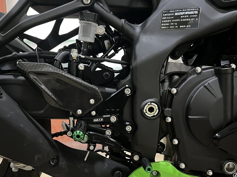 ☆ カワサキ ZX4-R ZX-4RR ニンジャ 高品質 カーボン ヒールガード アルミ バックステップ 2023～ ZX4R/ZX4RR ブラック／ブラック_参考取り付け画像