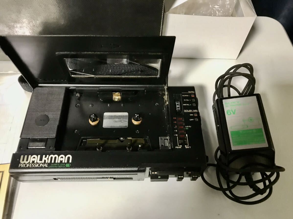 SONY WALKMAN Professional WM-D6 カセットプレーヤー (ジャンク品) 、元箱、カバー、ベルト、AC-9(専用ACアダプター)。の画像3