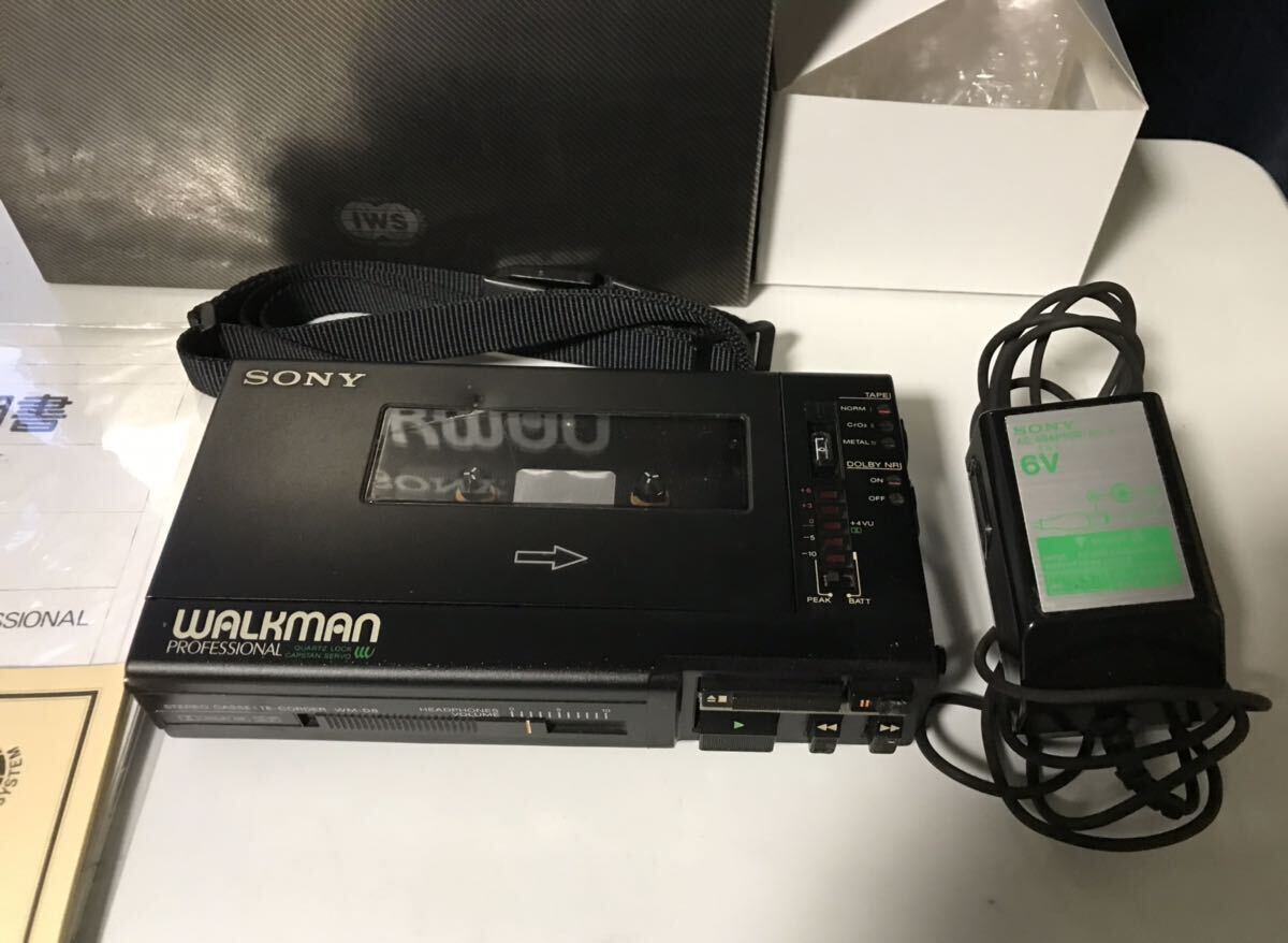 SONY WALKMAN Professional WM-D6 カセットプレーヤー (ジャンク品) 、元箱、カバー、ベルト、AC-9(専用ACアダプター)。の画像2