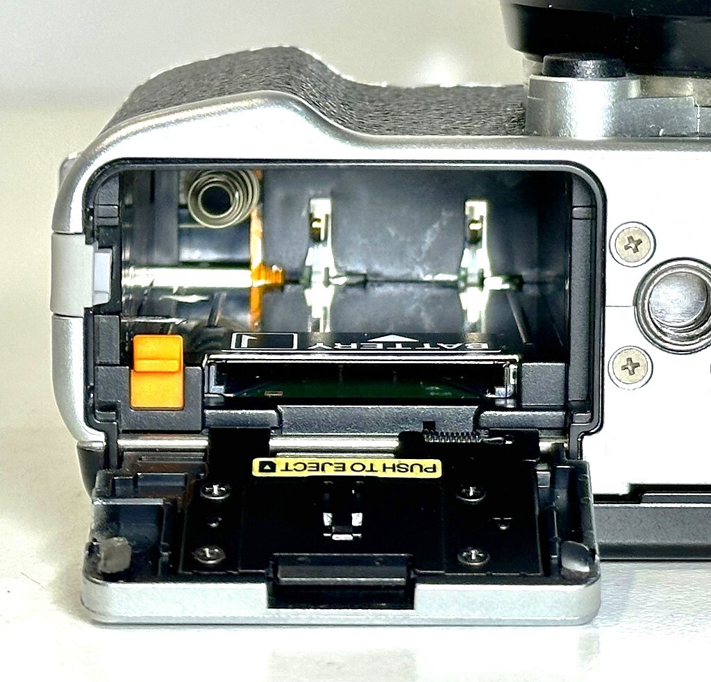 中古カメラ 富士フィルム ミラーレス一眼カメラ FUJIFILM X-M1本体、レンズ(FUJINON 16-50mm 1:3.5-5.6)付属、部品取り・ジャンク扱い品の画像9