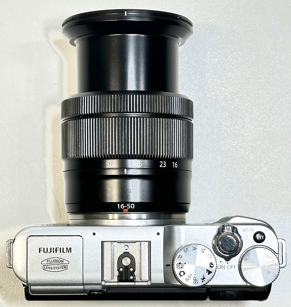 中古カメラ 富士フィルム ミラーレス一眼カメラ FUJIFILM X-M1本体、レンズ(FUJINON 16-50mm 1:3.5-5.6)付属、部品取り・ジャンク扱い品の画像2