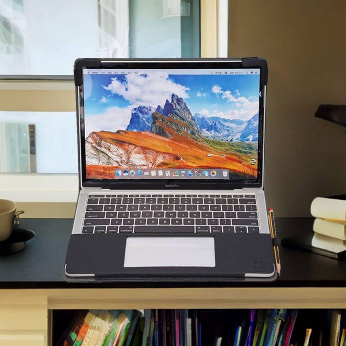 MacBook Pro 14 インチレザーケース 通気口とスタンド機能付き