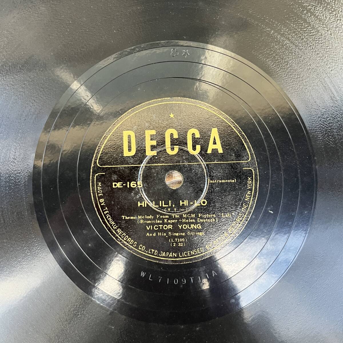 【SP盤 78RPM レコード】VICTOR YOUNG / THE CALL OF FAR-AWAY HILLS / TEICHIKU JAPAN/DECCA DE-165(盤面 /ジャケット : VG+/VG+) _画像4