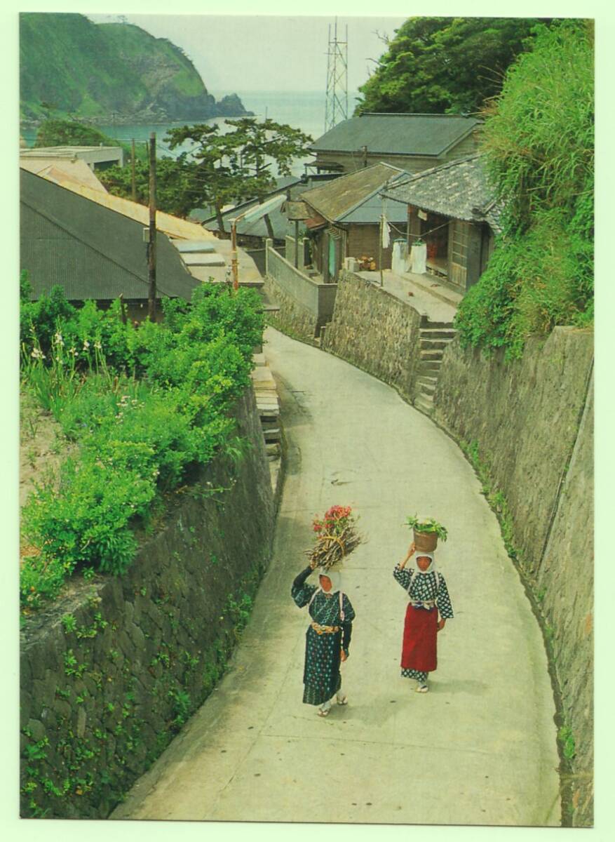 伊豆七島 神津島 荷物を頭に乗せ運ぶ島の女性 カラー_画像1