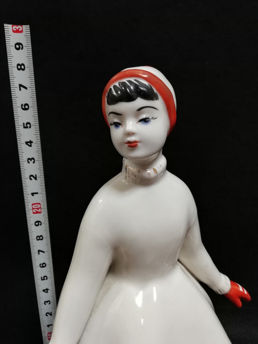 T3221.reti girl ice skating figure ske-ta-so ream Russia porcelain ornament Vintage uklaina/80
