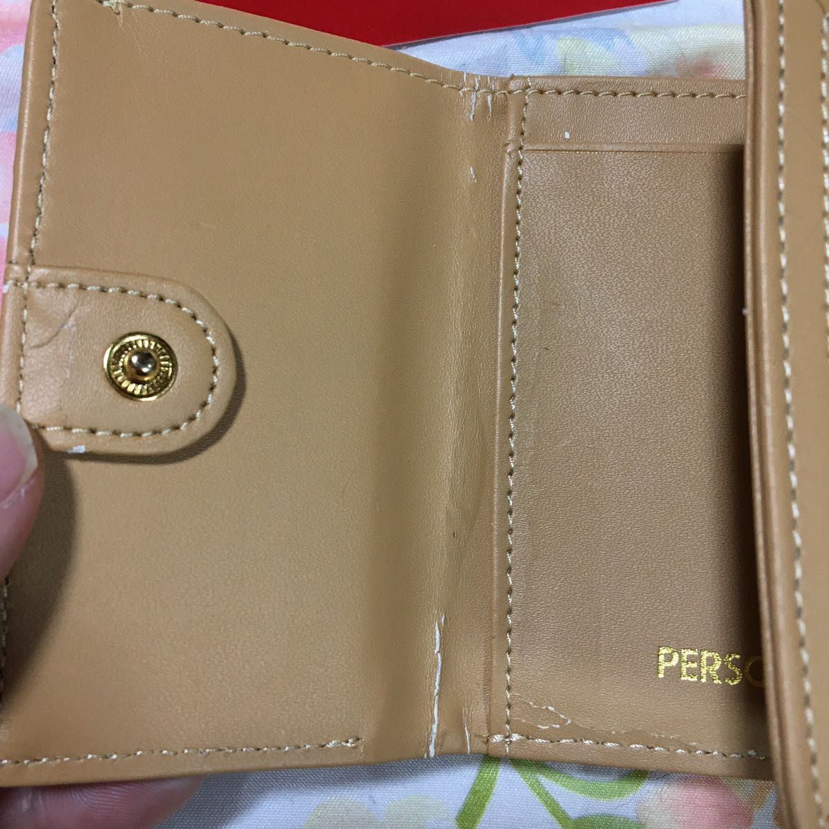 person's三つ折り財布（少し使用感有り）の為お安くさせて頂きます。