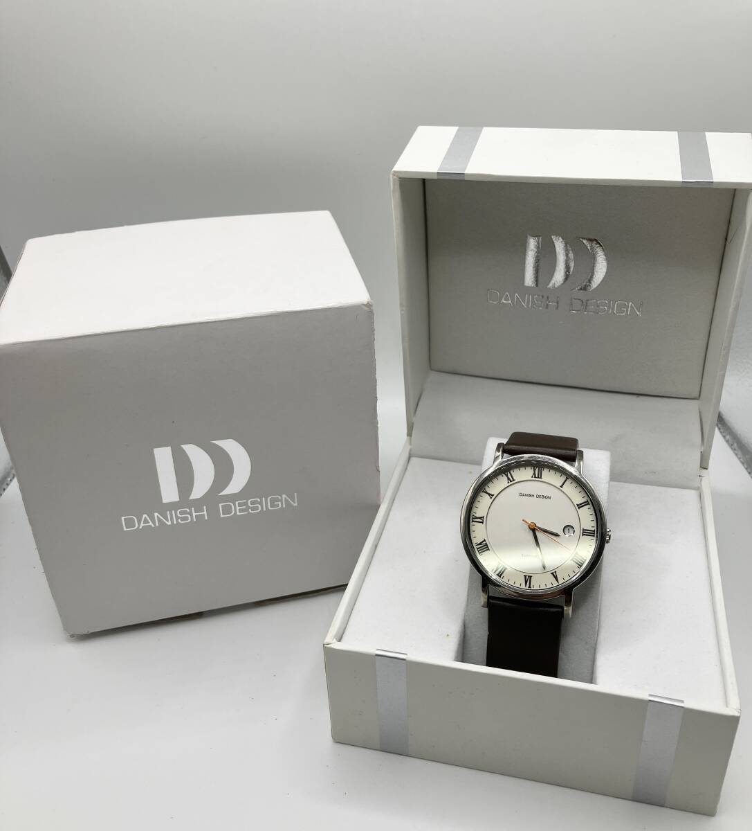 7700900-3【美品】DANISH DESIGN/稼働/良品/ダニッシュデザイン/QZ/IQ23Q858/チタン/ホワイト系文字盤/デイト/ローマン/メンズ腕時計の画像1